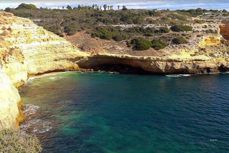 Praia da Cama da Vaca Algarve beach cliffs coastline