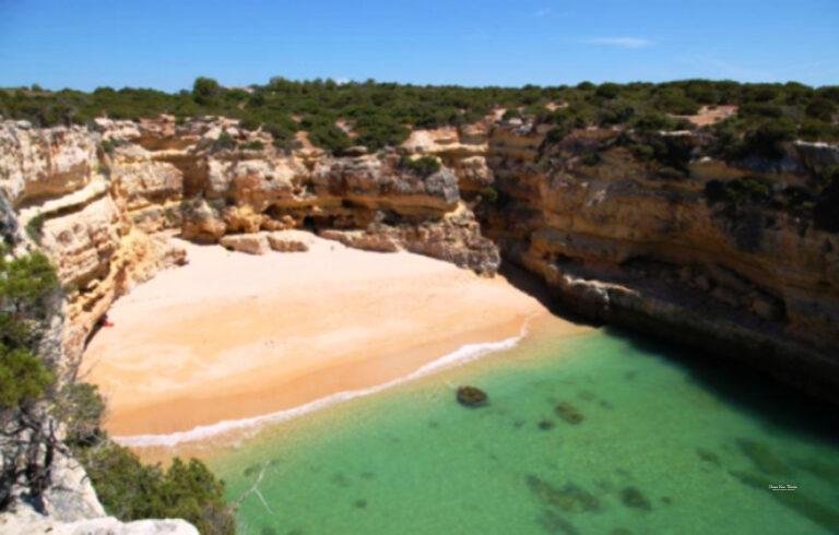 Praia do Barranco Algarve beach cliffs